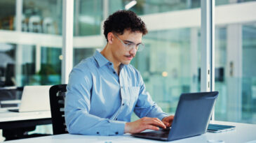 Araştırma: Erkeklerin iş tatmini partnerleriyle uyuma bağlı