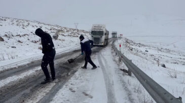 Ardahan-&Ccedil;ıldır Yolu Buzlanma Nedeniyle Kapandı: Bir&ccedil;ok TIR Mahsur Kaldı