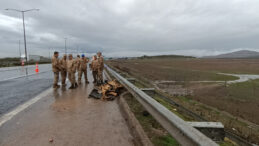 Askeri Ara&ccedil; Şarampole Devrildi: 10 Yaralı