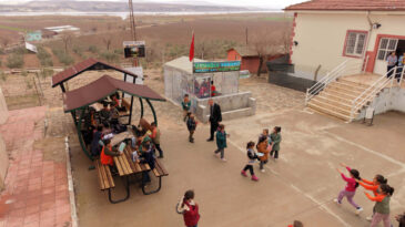 Atıl Tekne Okul Bah&ccedil;esine K&uuml;t&uuml;phane Olarak Kazandırıldı