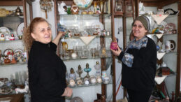 Aynı Binada, Karşı D&uuml;kkanlarda: Antikacılığı Mesleğe D&ouml;n&uuml;şt&uuml;ren Abla-Kardeş