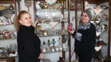 Aynı Binada, Karşı D&uuml;kkanlarda: Antikacılığı Mesleğe D&ouml;n&uuml;şt&uuml;ren Abla-Kardeş