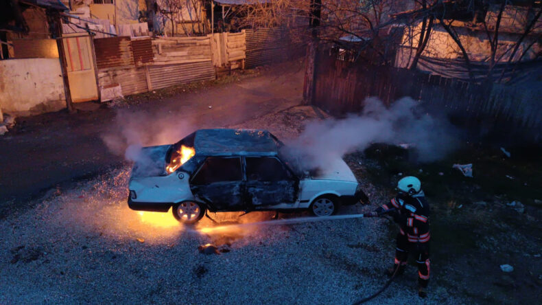 Babasının Otomobilini K&uuml;l Etti
