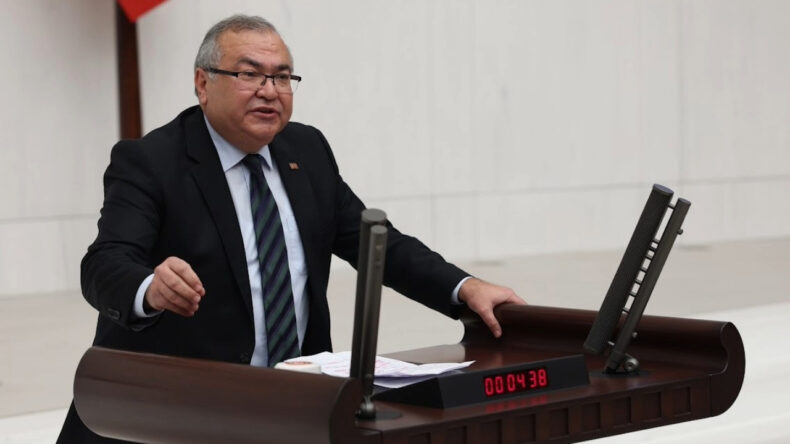 Bakan Tekin'e Tepki: Fotoğraf İsteğine Değil, Çanta Doldurmaya Odaklansın