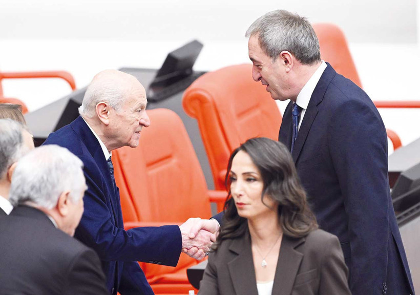 Devlet Bahçeli ile Tuncer Bakırhan tokalaşma