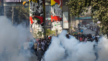 Bangladeş'te Maaş Artışı İ&ccedil;in G&ouml;steriler: Polis ile Protestocular Karşı Karşıya Geldi