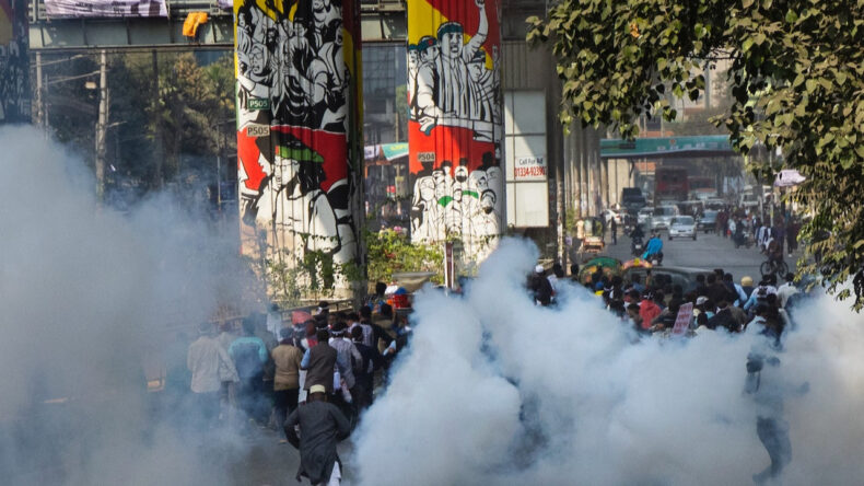 Bangladeş'te Maaş Artışı İçin Gösteriler: Polis ile Protestocular Karşı Karşıya Geldi