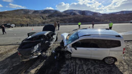 Bing&ouml;l'de Trafik Kazası: İki Kişi Hayatını Kaybetti, &Uuml;&ccedil; Kişi Yaralandı