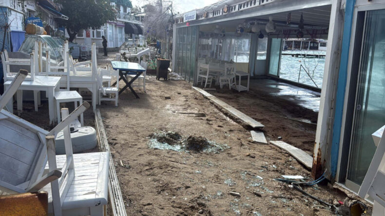 Bodrum’da Dalgalar 6 Metreye Ulaştı, Sahil Savaş Alanına Döndü