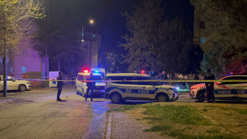 Boşanma Aşamasındaki Eşini Defalarca Bı&ccedil;aklayıp, Babasını Aradı