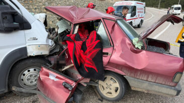 Burdur'da feci kaza: &Ouml;l&uuml; ve yaralılar var