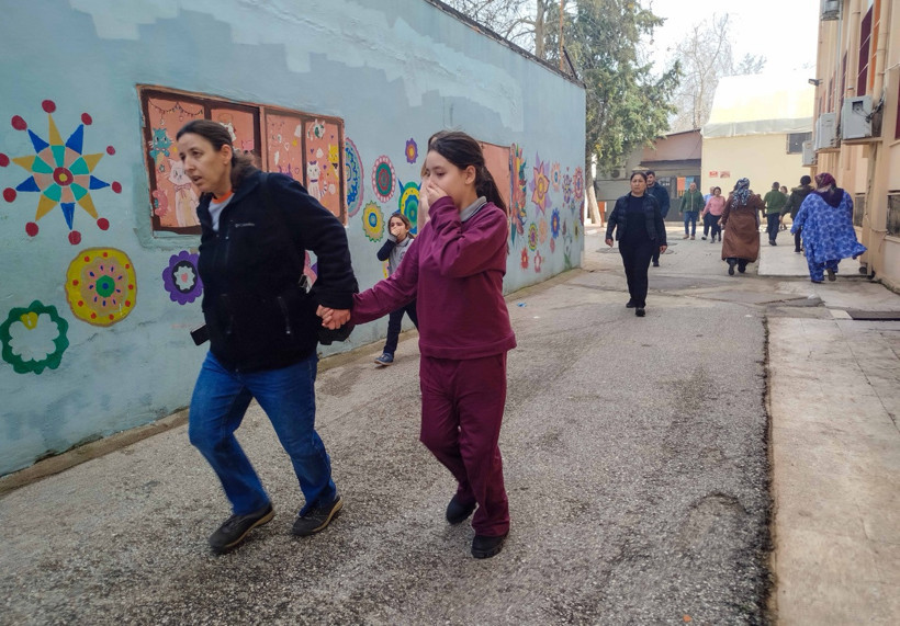 Yangın Sonrası Bahçedeki Öğrenciler