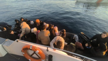 &Ccedil;anakkale a&ccedil;ıklarında 37 g&ouml;&ccedil;men yakalandı