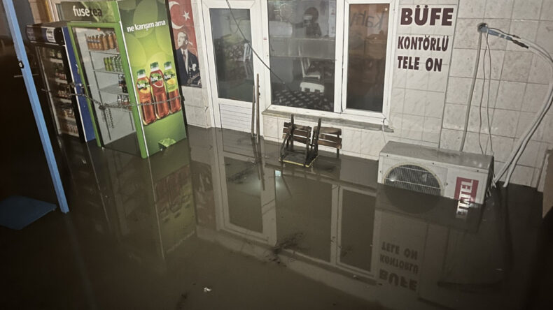 &Ccedil;anakkale'de Alarm! Kepez &Ccedil;ayı Taştı, İş Yerleri Sular Altında Kaldı