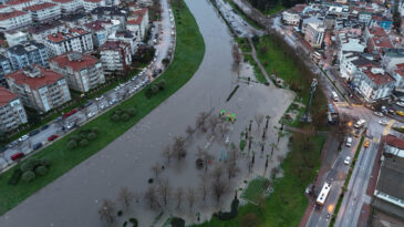 &Ccedil;anakkale'de Sarı&ccedil;ay Taşması: İşletmeler ve Tekneler Su Altında Kaldı