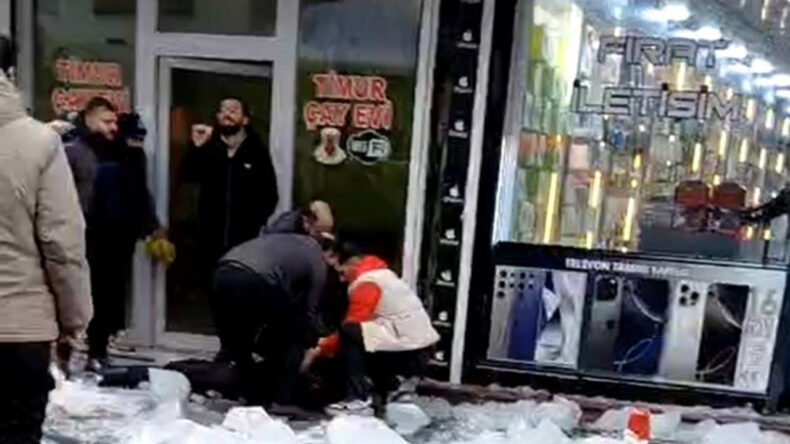 &Ccedil;atıdan D&uuml;şen Buz K&uuml;tlesi 1 Kişiyi Yaraladı