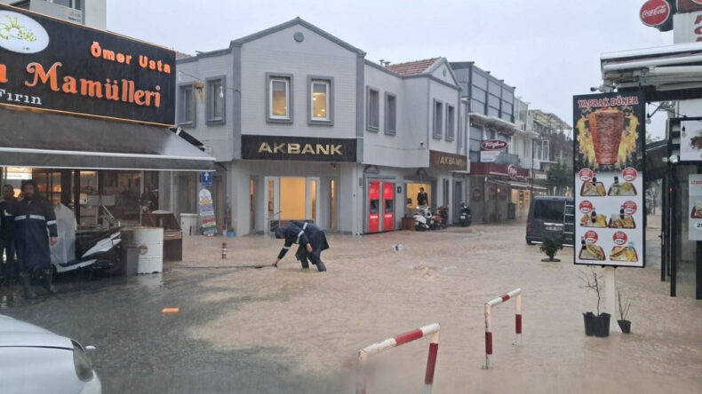 &Ccedil;eşme Sokakları Su İ&ccedil;inde Kaldı