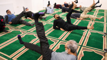 Cemaat Namazdan Sonra Pilates Yapıyor
