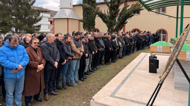 Cenazesine Gittikleri Amcalarıyla Yan Yana Defnedildiler