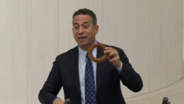 CHP'li Başarır, k&uuml;rs&uuml;de b&ouml;ld&uuml;ğ&uuml; simidi AKP sıralarına g&ouml;t&uuml;rd&uuml;