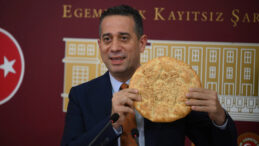 CHP&rsquo;li Başarır Pide ile K&uuml;rs&uuml;de: 'Emeklinin Pide Masrafını Karşılamıyor'