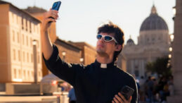 Cinsel ilişki yasağına karşı &ccedil;ıkan 'yakışıklı rahip&rsquo; Vatikan'ı kızdırdı