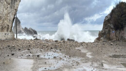 Dalgalar Kaldırım Taşlarını S&ouml;kerek Zarar Verdi