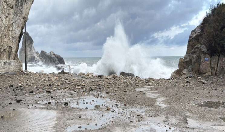 Dalgalar Kaldırım Taşlarını S&ouml;kerek Zarar Verdi