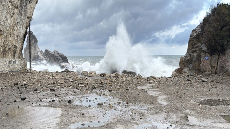 Dalgalar Kaldırım Taşlarını S&ouml;kerek Zarar Verdi