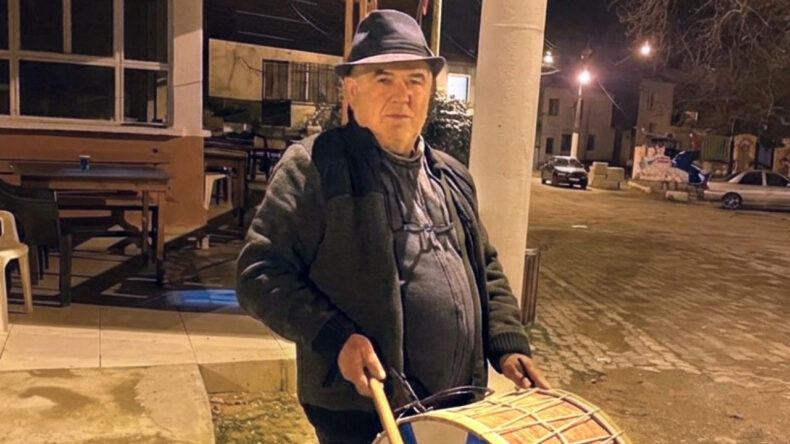 Davulu da o çalıyor