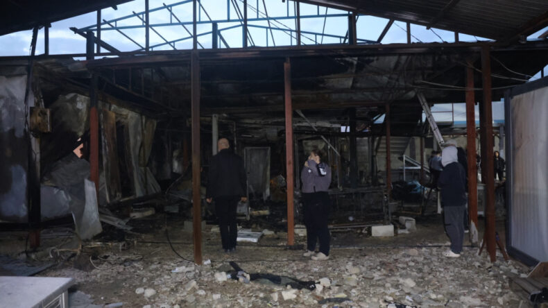 Depremden Kurtulan &Uuml;&ccedil; Ailenin Konteynerleri Alevlere Teslim Oldu