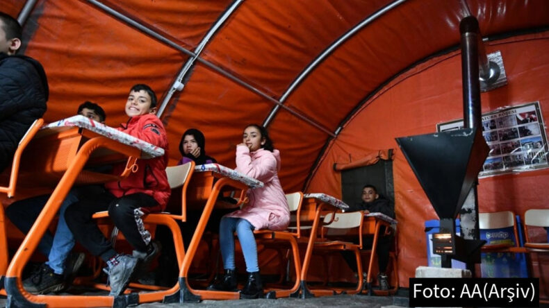 Depremin 3. Yıl D&ouml;n&uuml;m&uuml;nde Eğitime 1 G&uuml;n Ara