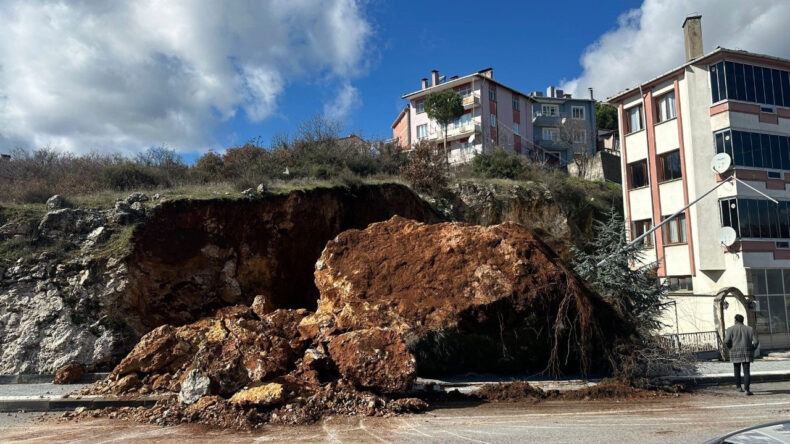 Dev Kaya D&uuml;şmesi Yolu Kapatmak &Uuml;zere