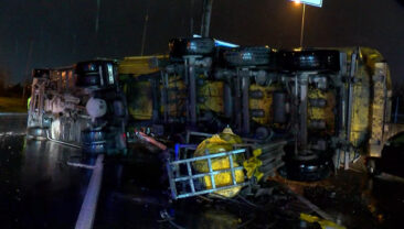 Devrilen hafriyat kamyonuna yardım etmek isteyen s&uuml;r&uuml;c&uuml;ye otomobil &ccedil;arptı