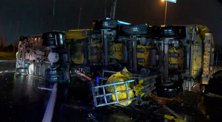 Devrilen hafriyat kamyonuna yardım etmek isteyen s&uuml;r&uuml;c&uuml;ye otomobil &ccedil;arptı