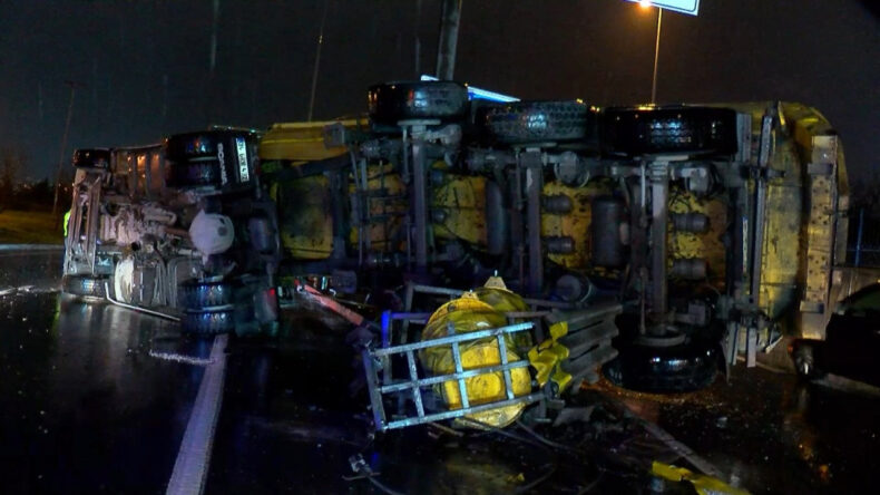 Devrilen hafriyat kamyonuna yardım etmek isteyen sürücüye otomobil çarptı