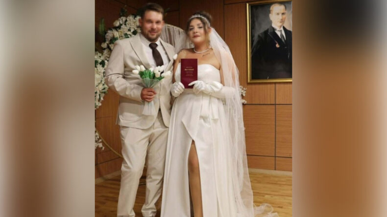 Doktor, Eşine 20 Bı&ccedil;ak Darbesiyle Yaraladı ve İntihara Kalkıştı