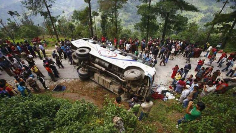 D&uuml;ğ&uuml;n D&ouml;n&uuml;ş&uuml; Kaza: 13 Kişi Hayatını Kaybetti, 34 Yaralı