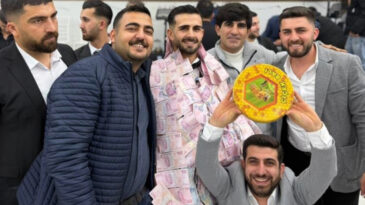 D&uuml;ğ&uuml;nde Gelenek Değişti: Altın Yerine Bal Taktılar