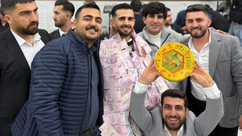 D&uuml;ğ&uuml;nde Gelenek Değişti: Altın Yerine Bal Taktılar