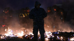 D&uuml;şen U&ccedil;aktaki 18 Ton Para Ateşe Verildi