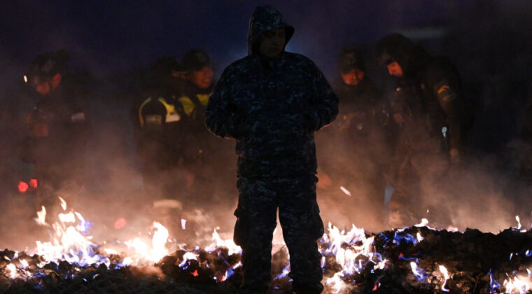 D&uuml;şen U&ccedil;aktaki 18 Ton Para Ateşe Verildi