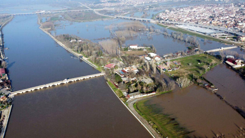 Edirne'de Meri&ccedil; ve Tunca Taştı, K&ouml;pr&uuml;ler Kapatıldı