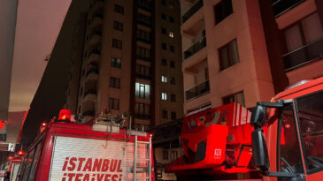 Elektrikli Ara&ccedil;ta Yangın, 3 Bina Tahliye Edildi