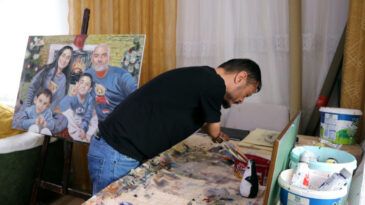 Ellerini değil azmini kullandı: Sevgililer G&uuml;n&uuml; &ouml;ncesi sipariş yağmuru