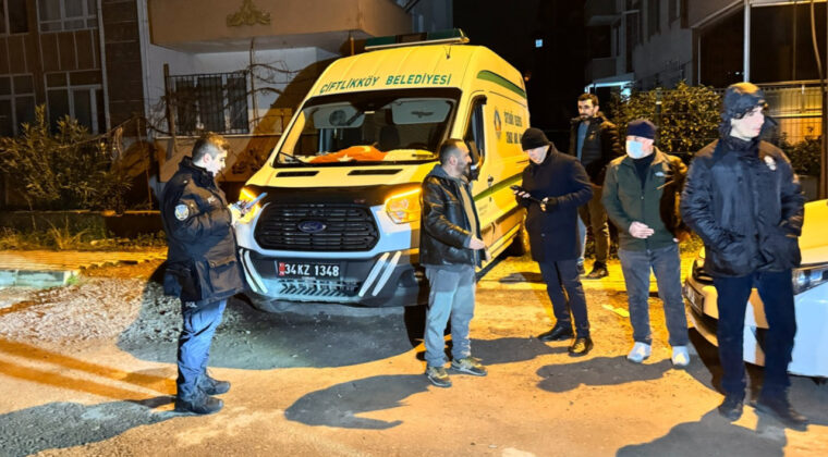 Emekli &Ouml;ğretmenin Evi Kapısında &Ouml;l&uuml; Bulundu