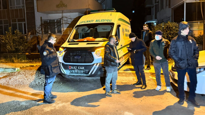 Emekli &Ouml;ğretmenin Evi Kapısında &Ouml;l&uuml; Bulundu