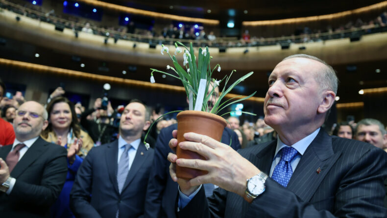 Erdoğan'dan A&ccedil;ıklama: "Partisi İdeolojisi Olmaz, Herkese Kapımız A&ccedil;ık"