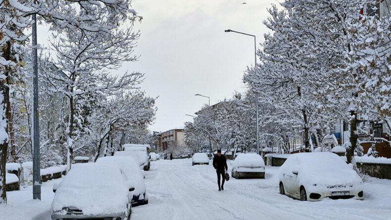 Erzurum&rsquo;da Kar Kalınlığı 30 Santimetreyi Ge&ccedil;ti, 775 Mahalle Yolu Kapatıldı