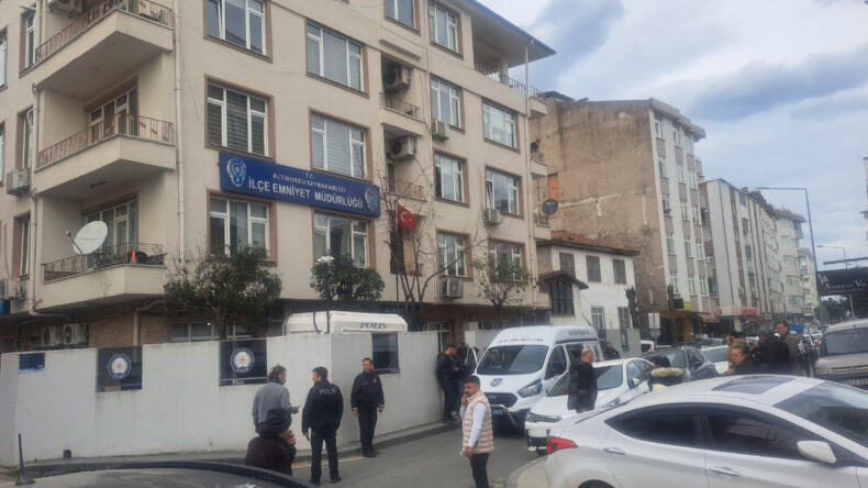 Eşi Şikayet&ccedil;i Oldu, Karakolda Polisin Silahıyla Kendini Vurdu
